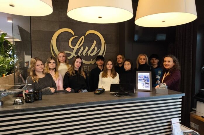 uczniowie z nauczycielami w hotelu