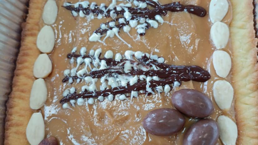 mazurek wielkanocny z baziami z czekolady