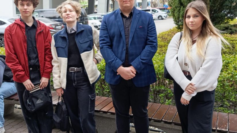 czworo uczniów przed budynkiem Politechniki Lubelskiej
