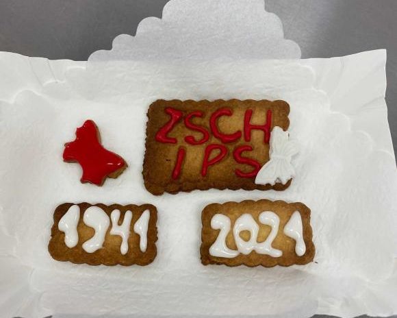 Zdjęcie przedstawia ciasteczka z dekoracją z lukru (z lukru wykone napisy: ZSCHIPS, 1941, 2021)
