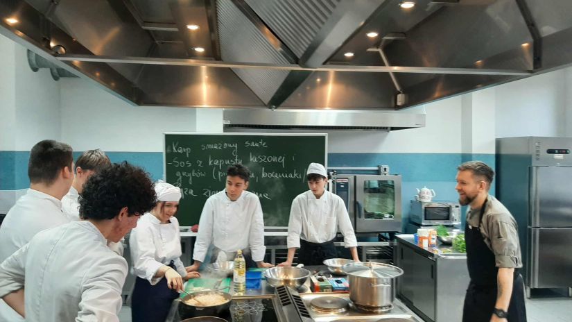 uczniowie z szefem kuchni w studiu kulinarnym